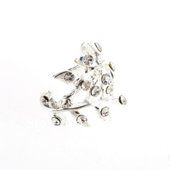 π Awesome Pierce-less leaf vine ear cuff in gold or silver π - Picture 4 of 8